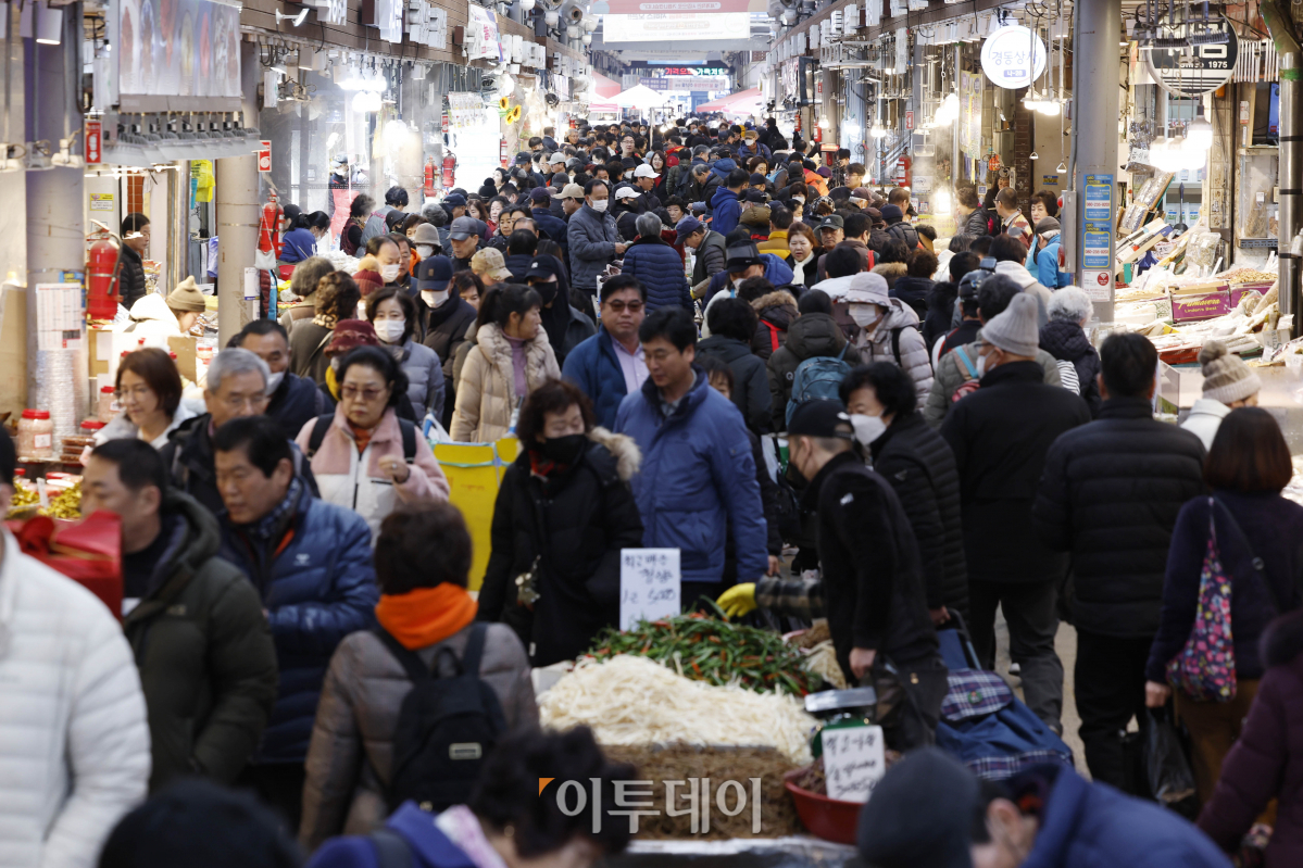 ▲설 명절을 일주일여 앞둔 4일 서울 동대문구 경동시장이 제수용품 등을 구매하려는 시민들로 붐비고 있다. 조현호 기자 hyunho@