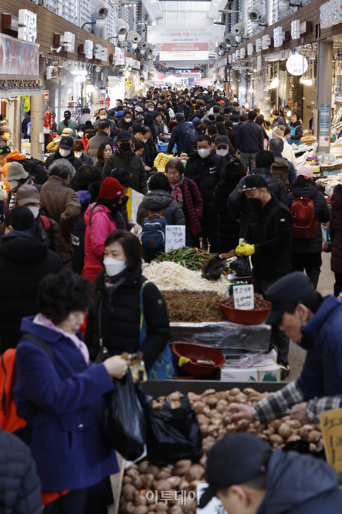 ▲설 명절을 일주일여 앞둔 4일 서울 동대문구 경동시장이 제수용품 등을 구매하려는 시민들로 붐비고 있다. 조현호 기자 hyunho@