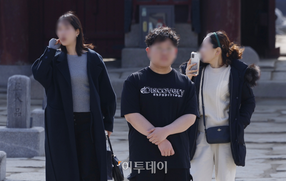 ▲절기상 봄의 시작을 알리는 입춘(立春)인 4일 서울 종로구 경복궁에서 비교적 가벼운 옷차림을 한 시민들이 즐거운 시간을 보내고 있다. 기상청은 이날 전국적으로 낮 기온이 10도 안팎으로 올라 초봄처럼 온화한 날씨를 보이겠다고 전했다. 조현호 기자 hyunho@