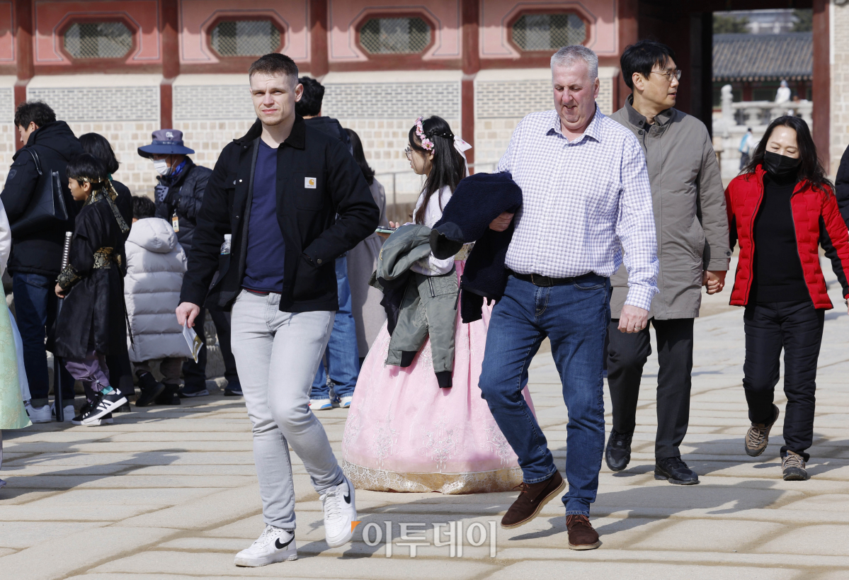 ▲절기상 봄의 시작을 알리는 입춘(立春)인 4일 서울 종로구 경복궁에서 비교적 가벼운 옷차림을 한 외국인 관광객들이 즐거운 시간을 보내고 있다. 기상청은 이날 전국적으로 낮 기온이 10도 안팎으로 올라 초봄처럼 온화한 날씨를 보이겠다고 전했다. 조현호 기자 hyunho@
