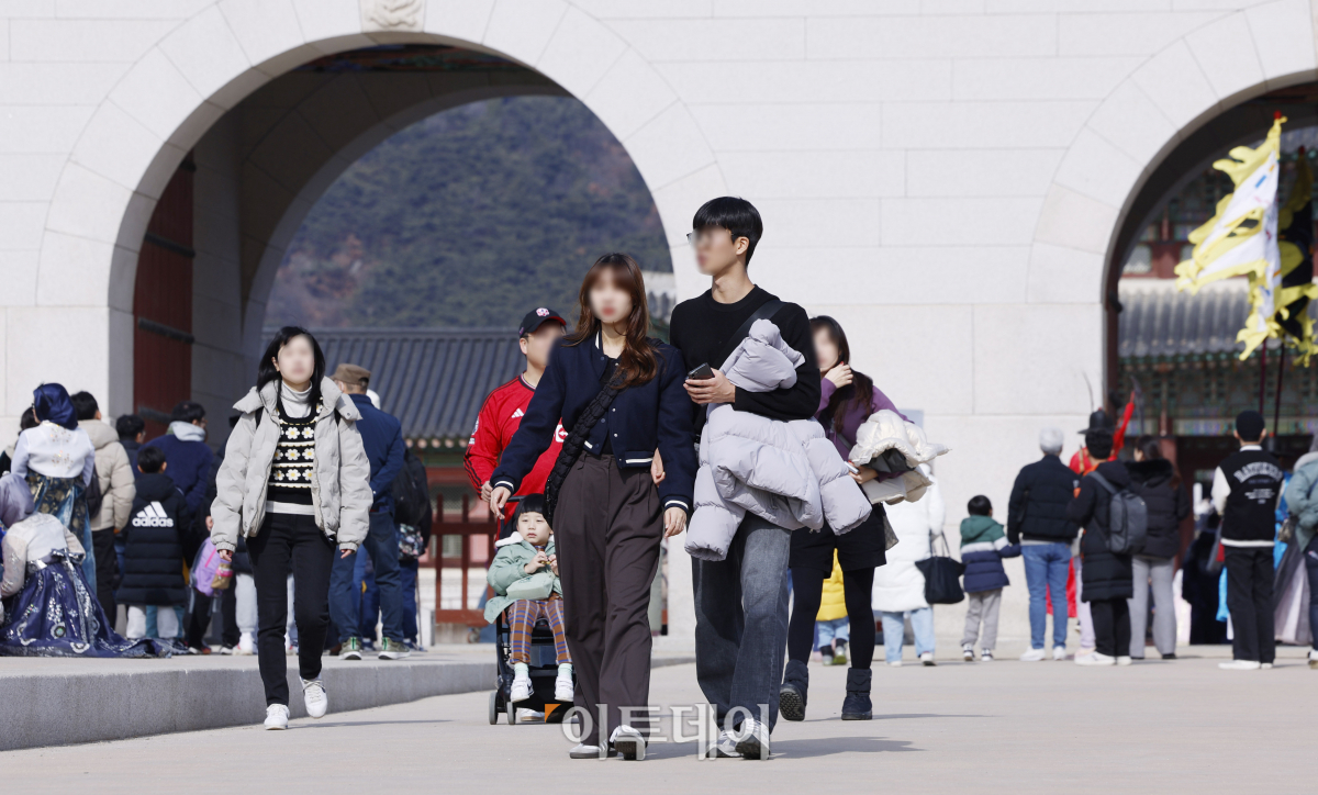 ▲절기상 봄의 시작을 알리는 입춘(立春)인 4일 서울 종로구 경복궁에서 비교적 가벼운 옷차림을 한 시민들이 발걸음을 옮기고 있다. 기상청은 이날 전국적으로 낮 기온이 10도 안팎으로 올라 초봄처럼 온화한 날씨를 보이겠다고 전했다. 조현호 기자 hyunho@