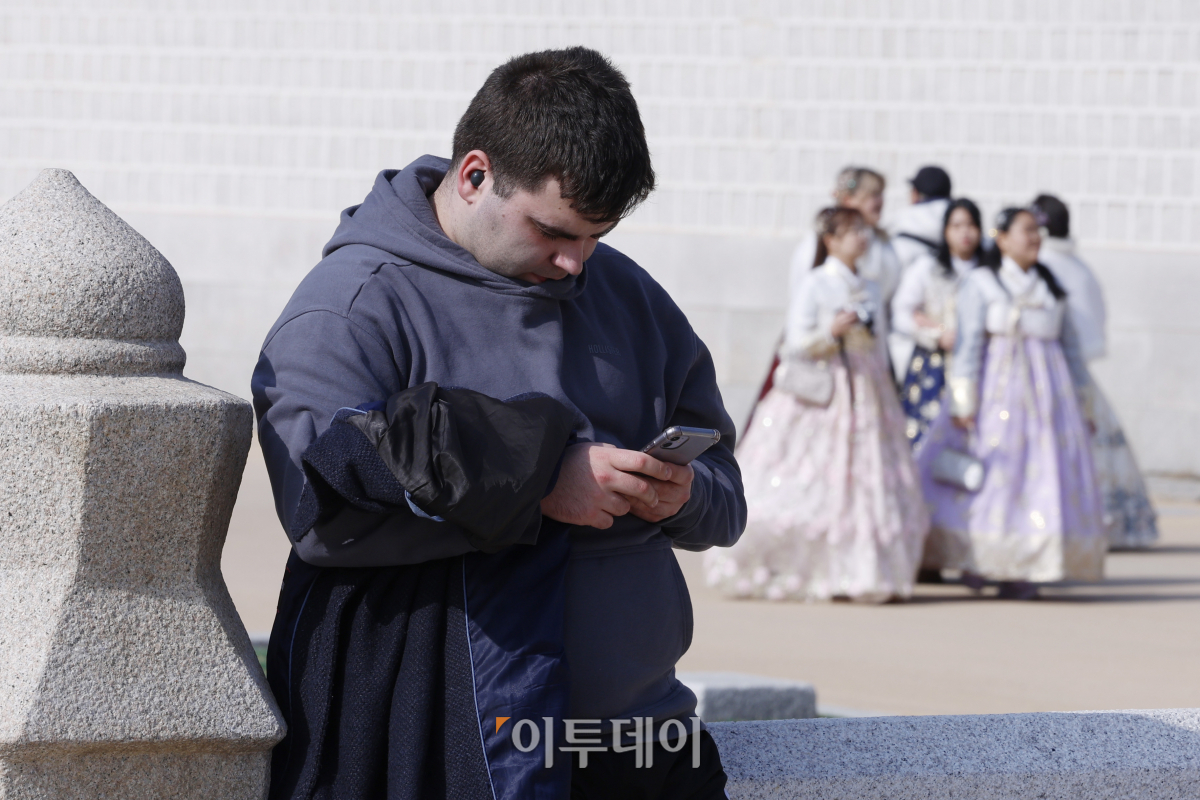 ▲절기상 봄의 시작을 알리는 입춘(立春)인 4일 서울 종로구 경복궁에서 비교적 가벼운 옷차림을 한 외국인 관광객이 즐거운 시간을 보내고 있다. 기상청은 이날 전국적으로 낮 기온이 10도 안팎으로 올라 초봄처럼 온화한 날씨를 보이겠다고 전했다. 조현호 기자 hyunho@