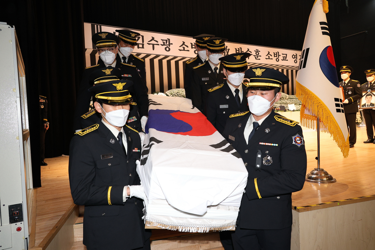 ▲경북도청 동락관에서 3일 오전 열린 故 김수광 소방장과 故 박수훈 소방교의 영결식에 동료들이 운구하고 있다.  (연합뉴스)
