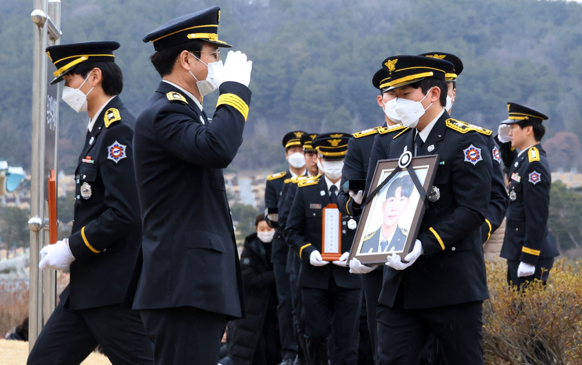 ▲3일 오후 대전 유성구 국립대전현충원에서 경북 문경 화재 현장에서 순직한 김수광(27) 소방장의 영현이 봉송되고 있다. (연합뉴스)
