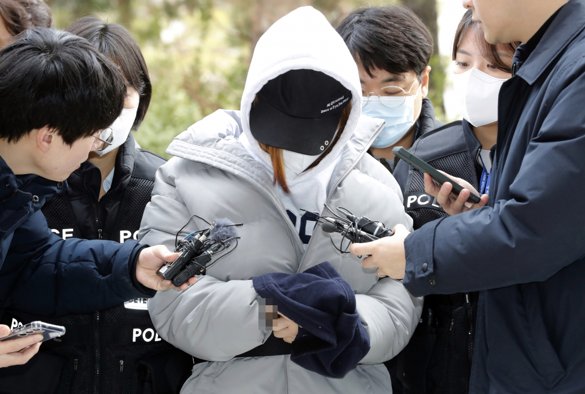 ▲생후49일 된 쌍둥이 자매를 모텔 침대에 엎어 재워 숨지게 한 20대 친모가 4일 오후 구속 전 피의자 심문(영장실질심사)을 받기 위해 인천지법으로 들어서고 있다. (뉴시스)