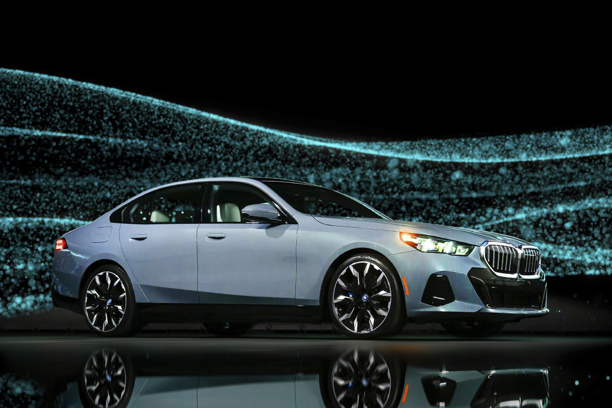 ▲BMW i5 세단이 보인다. AP연합뉴스
