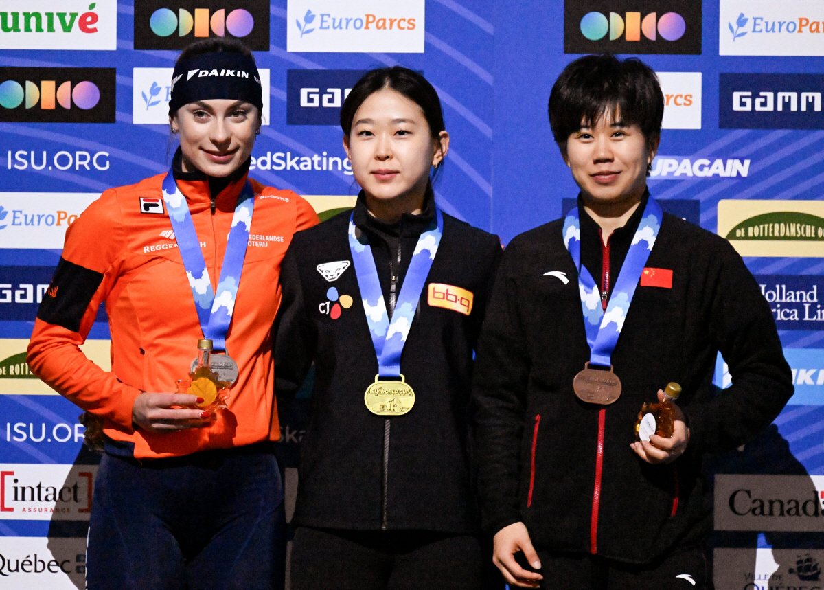 ▲3일(현지시간) 캐나다 퀘벡에서 열린 국제빙상경기연맹(ISU) 월드컵 롱트랙 여자 500m 경기에서 금메달을 차지한 김민선(가운데)이 2위 펨커 콕(왼쪽), 3위 톈 루닝(오른쪽)과 포즈를 취하고 있다. (AP/연합뉴스)
