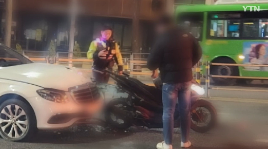 ▲A씨는 3일 새벽 4시 40분쯤 서울 강남구 논현동에서 만취 운전자가 오토바이를 들이받은 사고 현장.  (출처=YTN캡처)