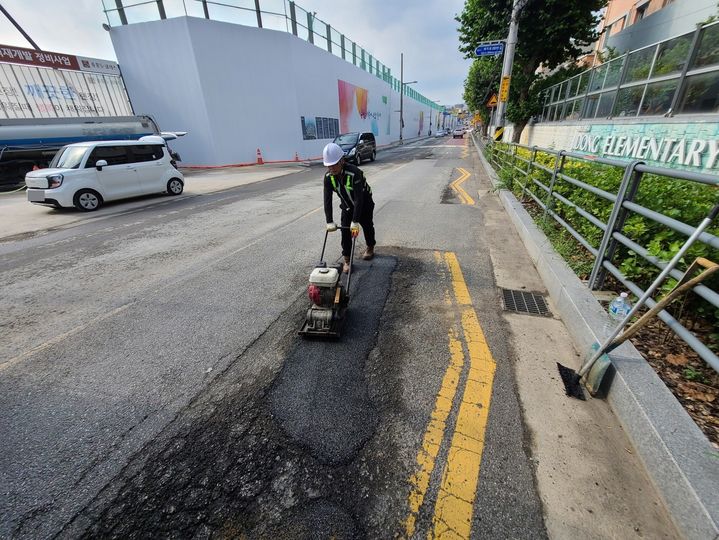 ▲ 경기 수원시가 운영 중인 '포트홀 24시 기동대응반'이 도로에 발생한 포트홀을 보수하고 있다. (수원시)
