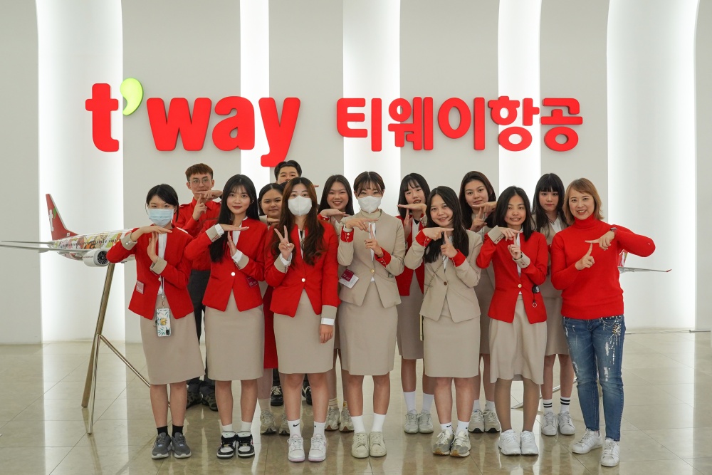 ▲2일 티웨이항공 훈련센터에서 객실 승무원 체험과정 '크루 클래스'에 참가한 대만 만능과학기술대학교 학생들이 교육 후 기념사진 촬영을 하고 있다. (사진제공=티웨이항공)