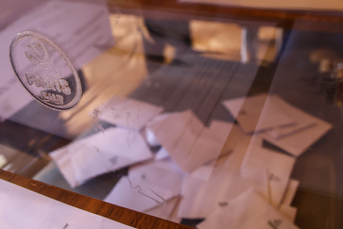 ▲4일(현지시간) 프랑스 파리에서 투표소에 있는 투표함이 보인다. 파리/EPA연합뉴스
