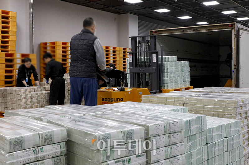▲설 명절을 앞둔 5일 서울 중구 한국은행 본점에서 현금 운송 관계자들이 시중은행에 공급될 설 자금 방출 작업을 하고 있다.   (사진공동취재단)