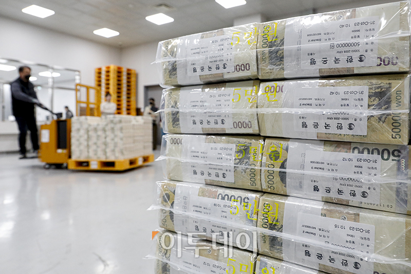 ▲설 명절을 앞둔 5일 서울 중구 한국은행 본점에서 현금 운송 관계자들이 시중은행에 공급될 설 자금 방출 작업을 하고 있다.   (사진공동취재단)
