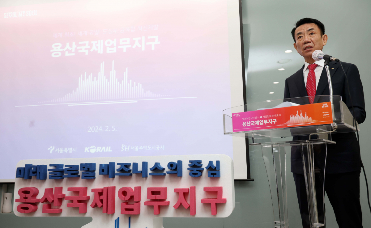 ▲한문희 한국철도공사 사장이 5일 서울 용산역 회의실에서 용산국제업무지구 개발계획 기자설명회를 갖고 있다. 신태현 기자 holjjak@