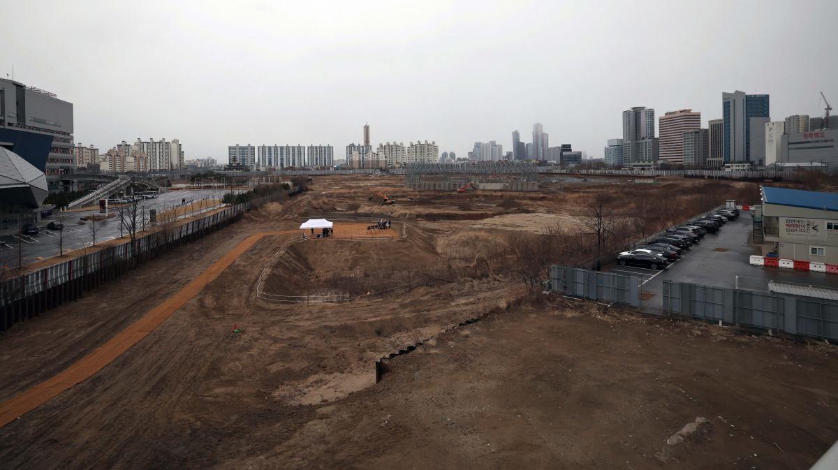 ▲서울시가 ‘용산국제업무지구 개발계획’을 마련하고 본격 사업을 추진한다고 5일 밝혔다. 사진은 개발예정지인 서울 용산구 용산정비창 일대. 신태현 기자 holjjak@