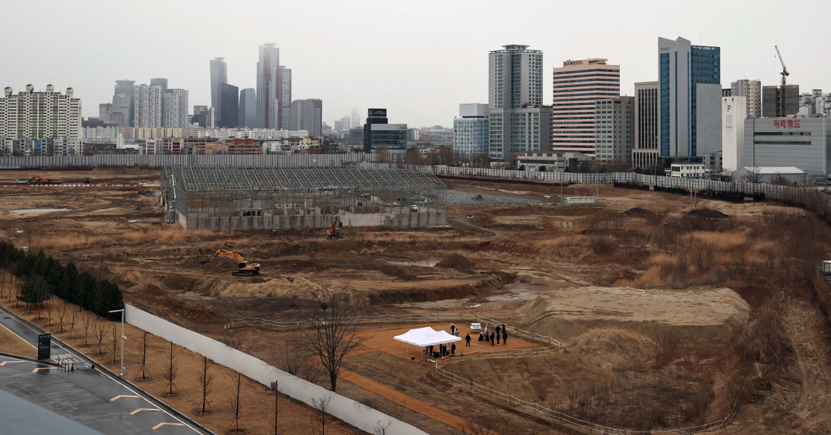 ▲서울시가 ‘용산국제업무지구 개발계획’을 마련하고 본격 사업을 추진한다고 5일 밝혔다. 사진은 개발예정지인 서울 용산구 용산정비창 일대. 신태현 기자 holjjak@