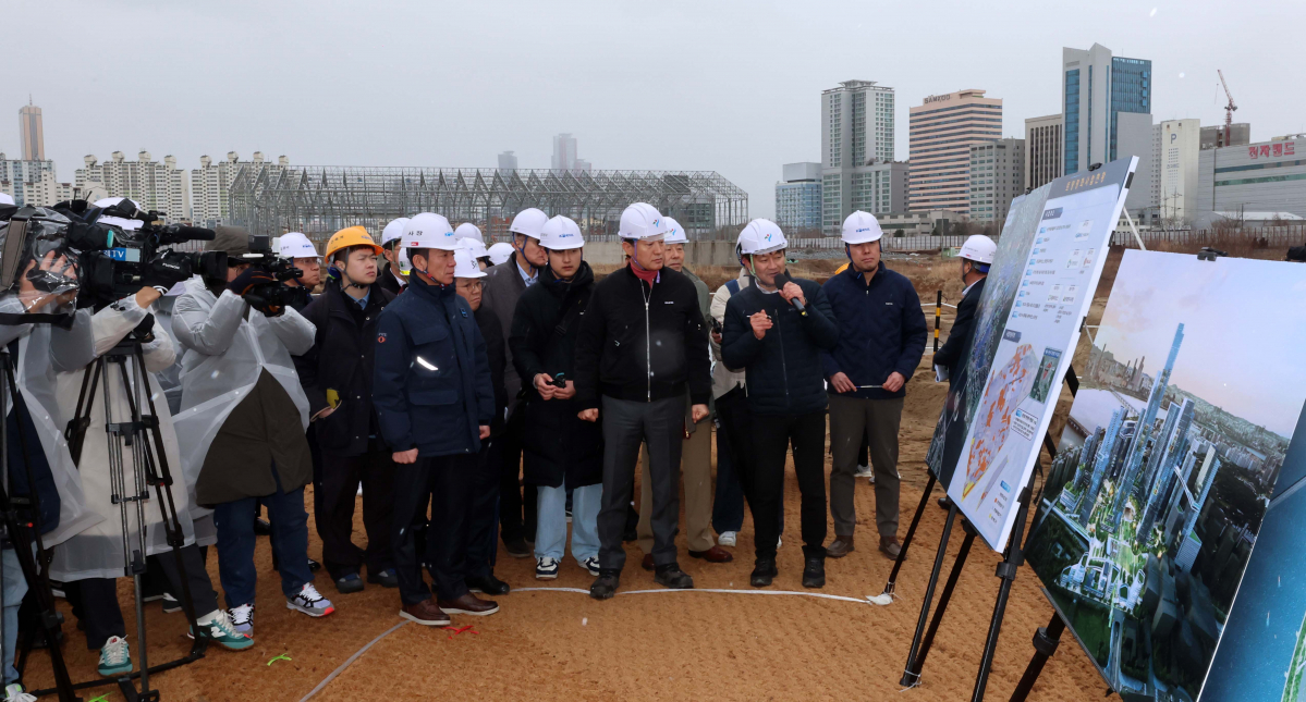▲오세훈 서울시장이 5일 관계자의 설명을 들으며 용산국제업무지구가 들어설 서울 용산정비창 부지 현장을 둘러보고 있다. 신태현 기자 holjjak@