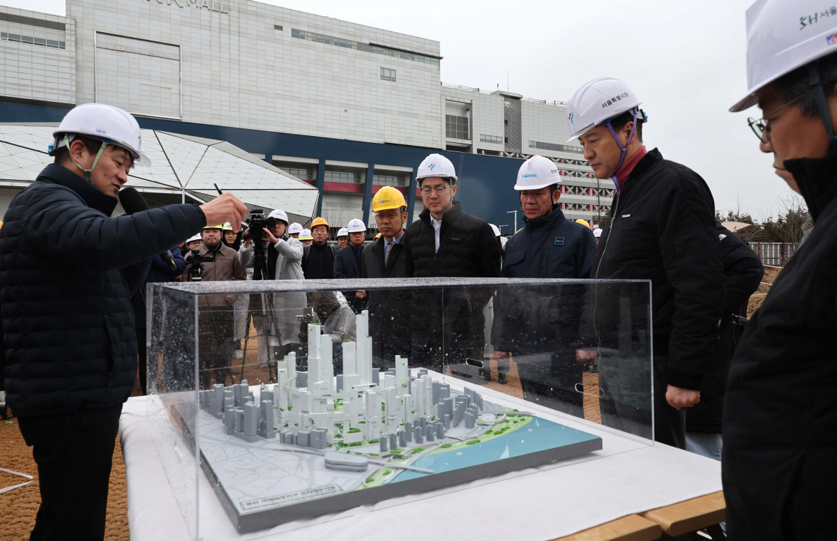 ▲오세훈 서울시장이 5일 관계자의 설명을 들으며 용산국제업무지구가 들어설 서울 용산정비창 부지 현장을 둘러보고 있다. 신태현 기자 holjjak@