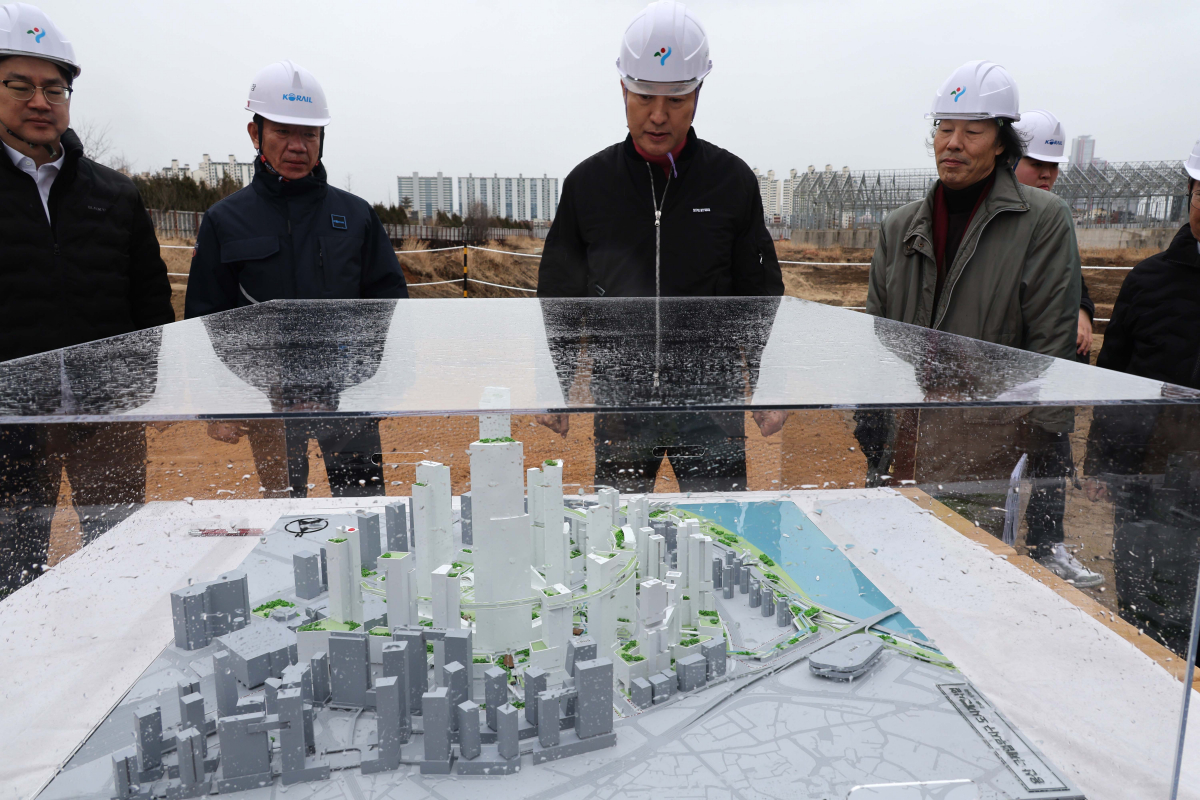 ▲오세훈 서울시장이 5일 관계자의 설명을 들으며 용산국제업무지구가 들어설 서울 용산정비창 부지 현장을 둘러보고 있다. 신태현 기자 holjjak@