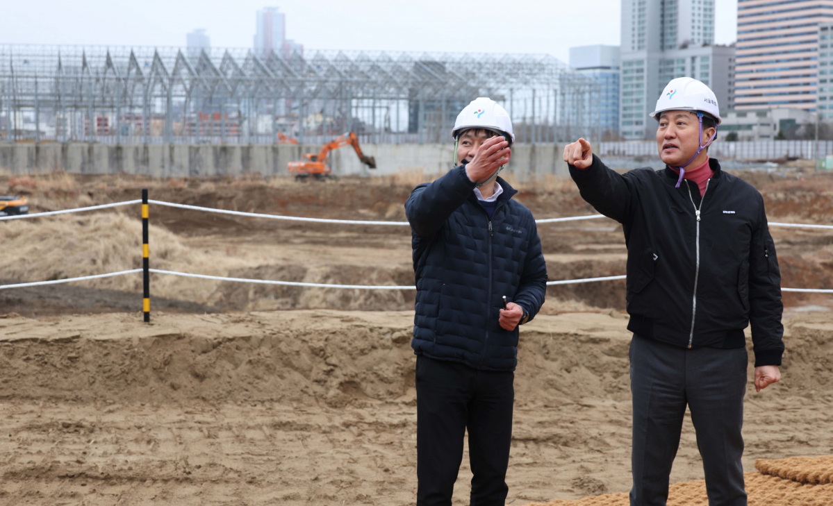 ▲오세훈 서울시장이 5일 관계자의 설명을 들으며 용산국제업무지구가 들어설 서울 용산정비창 부지 현장을 둘러보고 있다. 신태현 기자 holjjak@