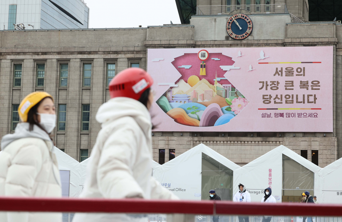 ▲5일 서울 중구 서울도서관 꿈새김판에 ‘서울의 가장 큰 복은 당신입니다’ 문구가 게시돼 있다. 시는 설을 맞아 꿈새김판 전면에 커다란 복주머니를 배치하고 그 안에 서울의 모습을 겹겹이 쌓은 디자인을 넣어 복으로 가득한 서울이 되기를 희망하는 마음을 담았다고 설명했다. 그러면서 '설날, 행복 많이 받으세요'라는 문구를 더해 서울시가 시민에게 보내는 연하장처럼 느껴지도록 기획했다고 덧붙였다. 신태현 기자 holjjak@