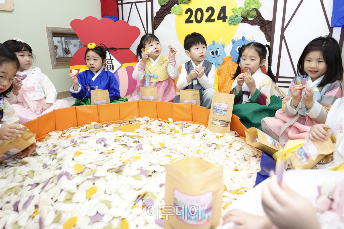 ▲설 명절을 앞둔 5일 서울 송파구 삼전초록어린이집에서 열린 예절교육에서 한복을 차려입은 아이들이 떡국떡을 담고 있다. 조현호 기자 hyunho@