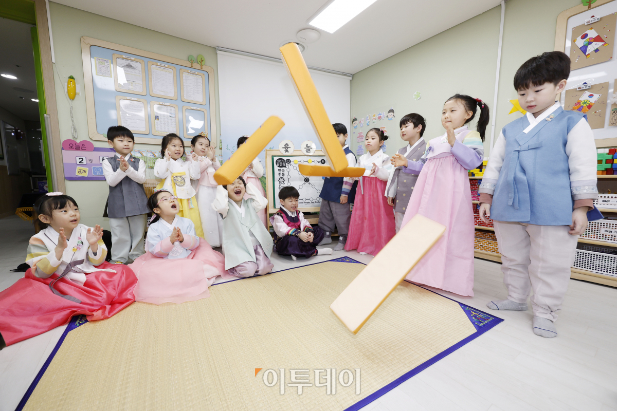 ▲설 명절을 앞둔 5일 서울 송파구 삼전초록어린이집에서 열린 예절교육에서 한복을 차려입은 아이들이 윳놀이를 하고 있다.  (조현호 기자 hyunho@)