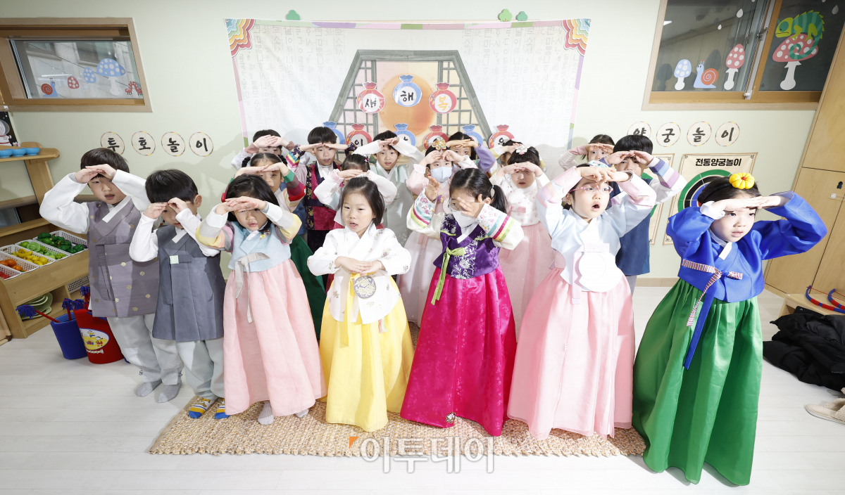 ▲설 명절을 앞둔 5일 서울 송파구 삼전초록어린이집에서 열린 예절교육에서 한복을 차려입은 아이들이 세배를 하고 있다. 조현호 기자 hyunho@