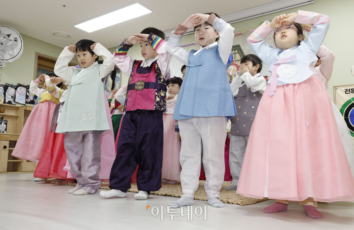 ▲설 명절을 앞둔 5일 서울 송파구 삼전초록어린이집에서 열린 예절교육에서 한복을 차려입은 아이들이 세배를 하고 있다. 조현호 기자 hyunho@