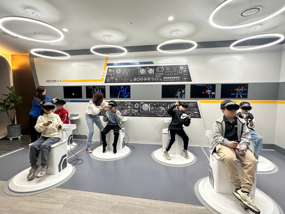 ▲강남미래교육센터 내 XR존에서 우주선 수리 체험을 하는 학생들. (자료제공=강남구)