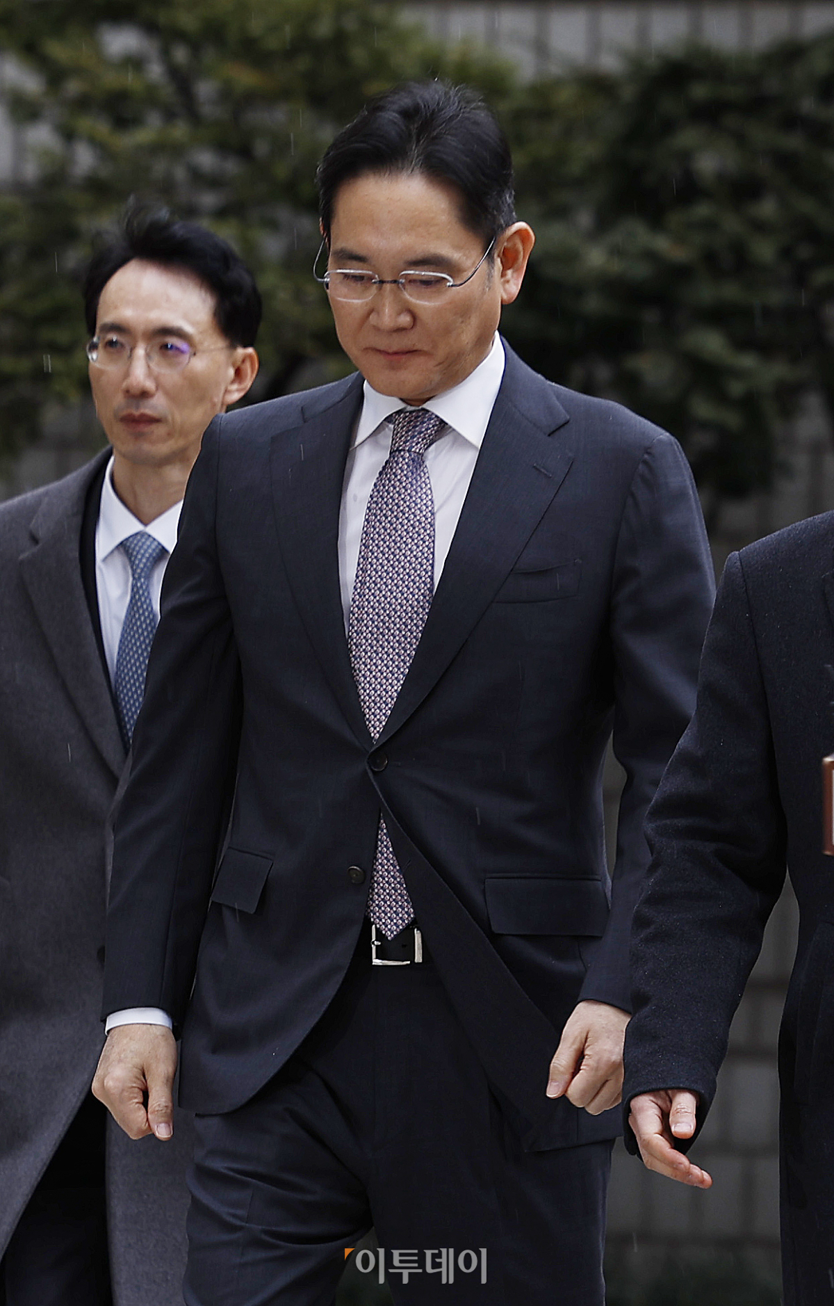 ▲이재용 삼성전자 회장이 5일 오후 서울 서초구 서울중앙지방법원에서 열린 삼성그룹 경영권 승계 관련 부당합병·회계부정 혐의 1심 선고 공판에 출석하고 있다. 조현호 기자 hyunho@