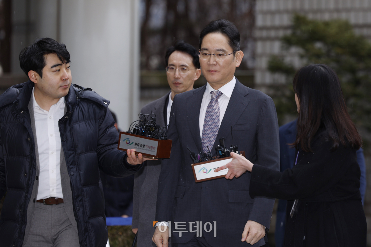 ▲이재용 삼성전자 회장이 5일 오후 서울 서초구 서울중앙지방법원에서 열린 삼성그룹 경영권 승계 관련 부당합병·회계부정 혐의 1심 선고 공판에 출석하고 있다. 조현호 기자 hyunho@