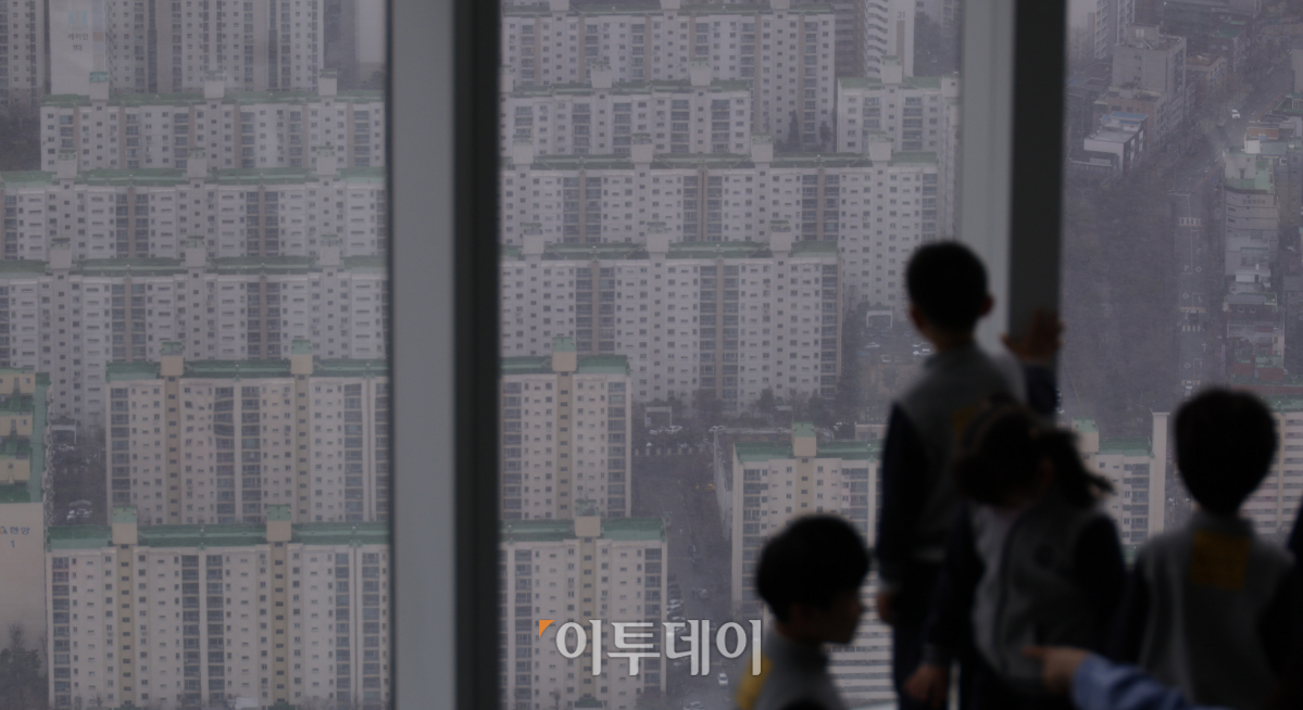 ▲최근 10년간 높은 집값 등을 이유로 서울 인구가 86만명 넘게 순유출된 것으로 나타났다. 5일 통계청 국가통계포털에 따르면 2014∼2023년 서울에서 부산·인천·경기 등 다른 시도로 전출한 인구는 547만 2000명이다. 다른 시도에서 서울로 전입한 인구는 461만 1000명으로, 서울에서 순유출된 인구는 86만 1000명 가량이다. 사유별로 보면 주택을 이유로 전출을 한 인구가 174만1000명으로 가장 많았다. 이날 서울 송파구 롯데월드타워에서 바라본 아파트 모습. 조현호 기자 hyunho@