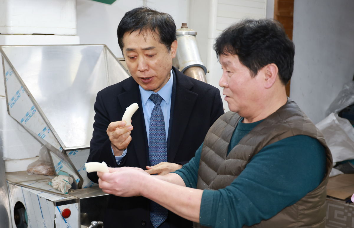 ▲김주현(왼쪽) 금융위원장이 5일 오후 설 명절을 앞두고 서울 종로구 통인시장(전통시장)을 방문해 고기·한과 등을 직접 구입하며 최근 전통시장 경기 및 상인들의 애로 사항을 현장에서 청취하고 전통시장 내 민생금융지원 방안에 대해 소통하고 있다. (사진제공=금융위원회)