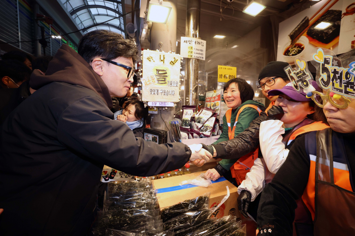 ▲한동훈 국민의힘 비상대책위원장이 5일 서울 동대문구 경동시장을 찾아 상인과 인사하고 있다. 신태현 기자 holjjak@