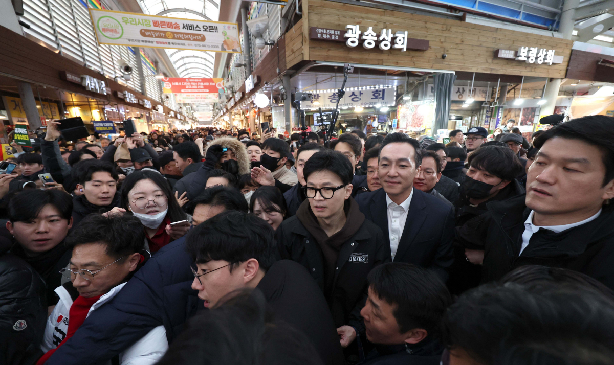 ▲한동훈 국민의힘 비상대책위원장이 5일 서울 동대문구 경동시장을  방문하고 있다. 신태현 기자 holjjak@