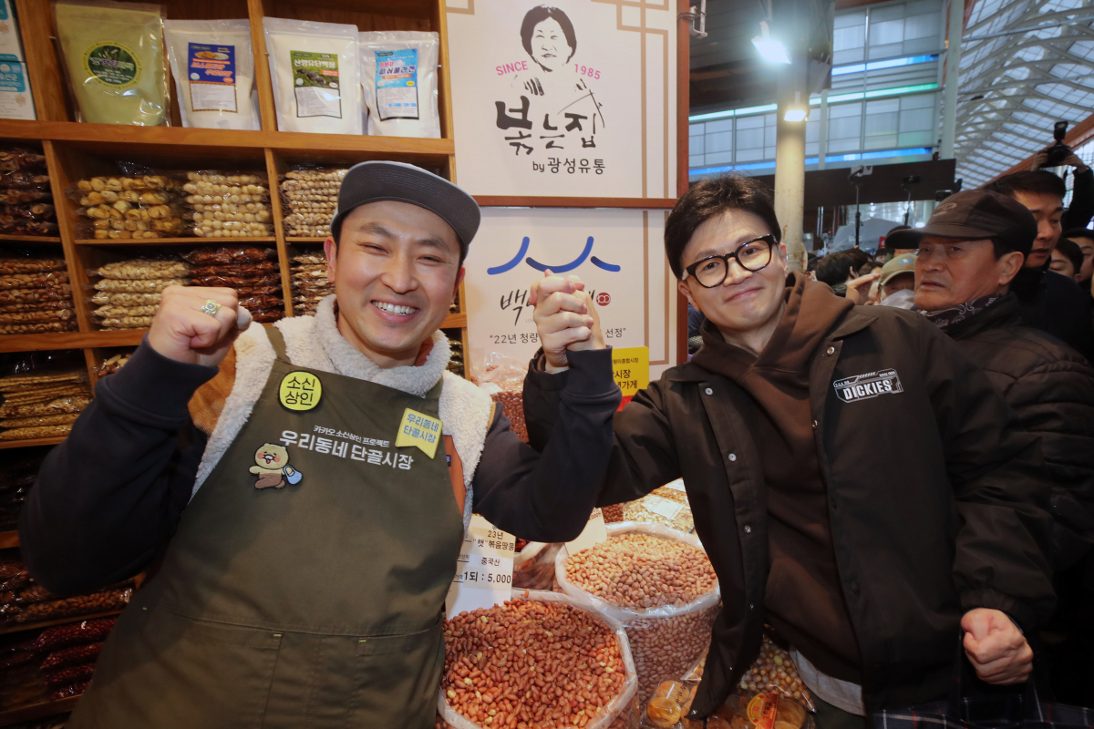 ▲한동훈 국민의힘 비상대책위원장이 5일 서울 동대문구 경동시장을 찾아 상인과 기념촬영을 하고 있다. 신태현 기자 holjjak@