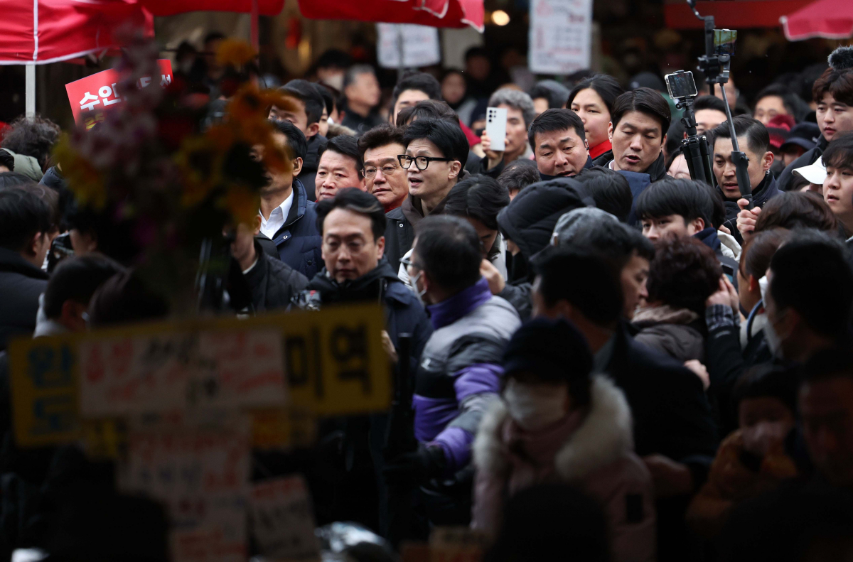 ▲한동훈 국민의힘 비상대책위원장이 5일 서울 동대문구 경동시장을  방문하고 있다. 신태현 기자 holjjak@
