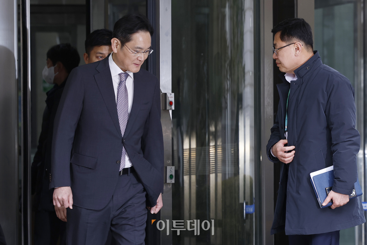 ▲이재용 삼성전자 회장이 5일 오후 서울 서초구 서울중앙지방법원에서 열린 삼성그룹 경영권 승계 관련 부당합병·회계부정 혐의 1심 선고 공판이 끝난 뒤 청사를 나서고 있다. 조현호 기자 hyunho@