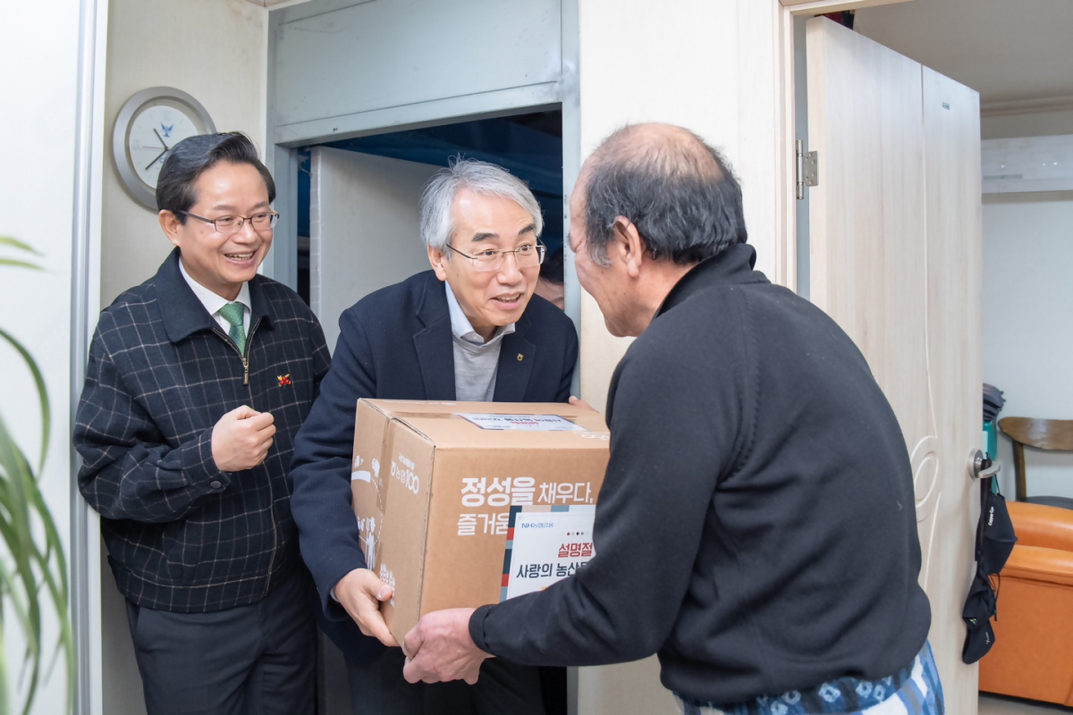 ▲5일, 이석준 NH농협금융지주 회장(가운데)이 홀몸 어르신을 방문하고 농산물 꾸러미를 전달하고 있다. (사진제공= NH농협금융)
