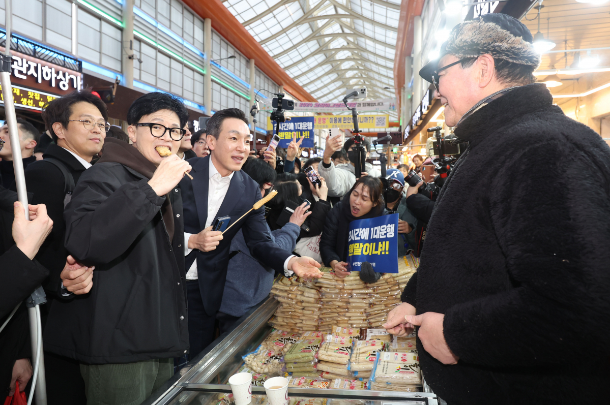 ▲[서울=뉴시스] 김선웅 기자 = 한동훈 국민의힘 비상대책위원장이 설 명절 연휴를 나흘 앞둔 5일 서울 동대문구 경동시장을 방문해 시민들과 인사를 나누며 어묵을 시식하고 있다. (공동취재) 2024.02.05. photo@newsis.com