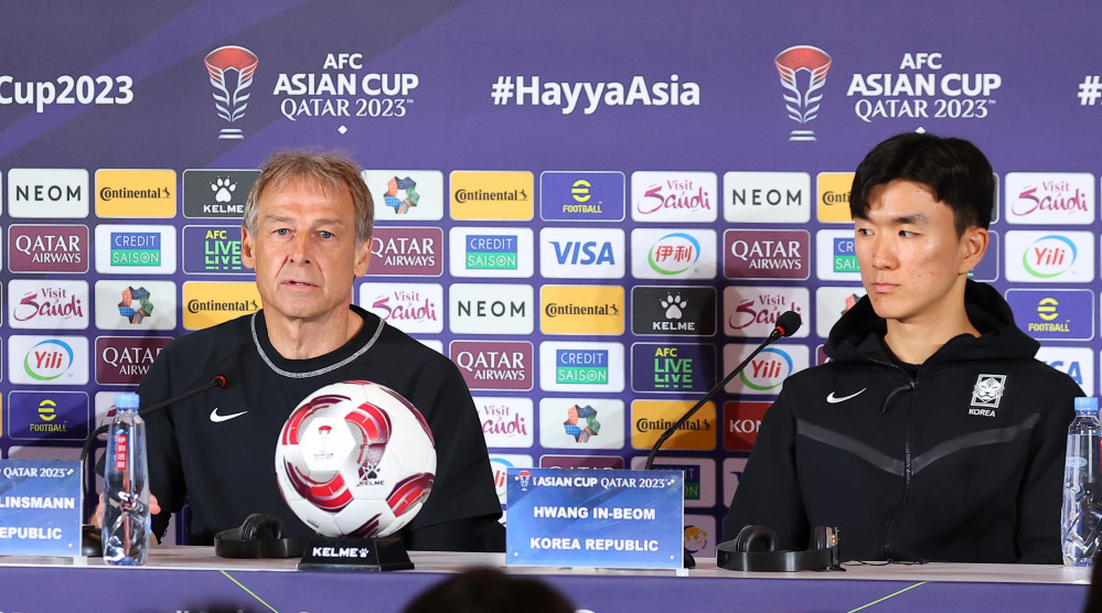 ▲2023 아시아축구연맹(AFC) 아시안컵 4강전 한국과 요르단의 경기를 하루 앞둔 5일(현지시간) 카타르 도하 메인미디어센터(MMC)에서 위르겐 클린스만 감독과 황인범이 공식 기자회견을 하고 있다.  (연합뉴스)