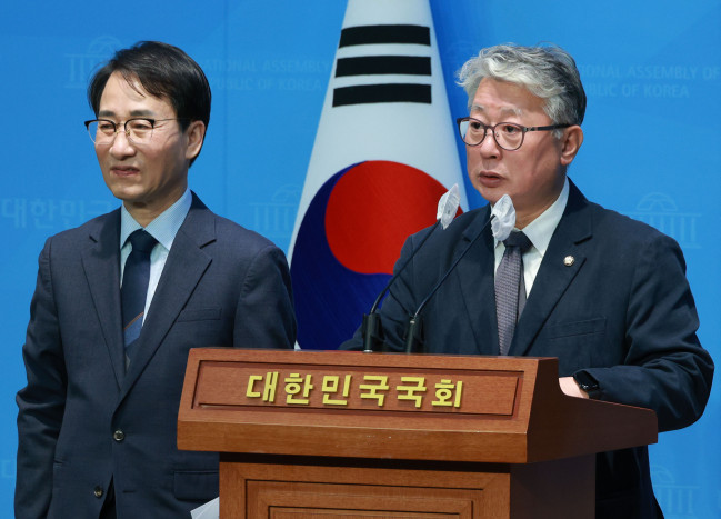 ▲조응천, 이원욱 무소속 의원이 6일 오전 국회 소통관에서 '5대 핵심가치 발표' 및 '제3지대 통합을 위한 공천방안 제안' 기자회견을 하고 있다. (연합뉴스)