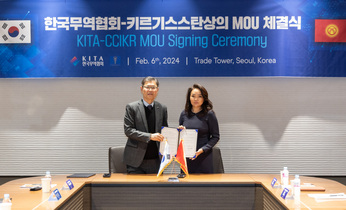 ▲김기현 한국무역협회 글로벌협력본부장과 라하트 주누쉬바예바 키르기스스탄 상공회의소 한국 대표가 서명한 업무협약(MOU) 문서를 들고 기념사진을 촬영하고 있다. (사진제공=한국무역협회)