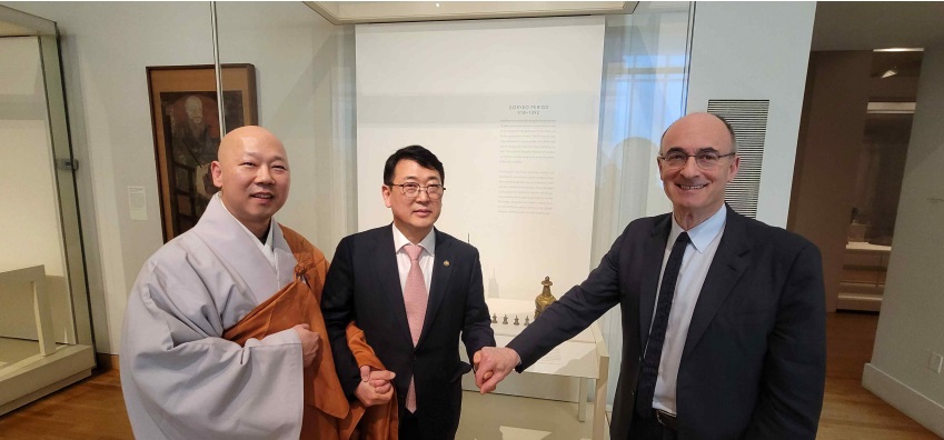 ▲협상 후 기념 촬영하는 관계자들. (왼쪽부터) 조계종 혜공스님, 최응천 문화재청장, 매튜 테이텔바움 보스턴미술관 관장 (문화재청)