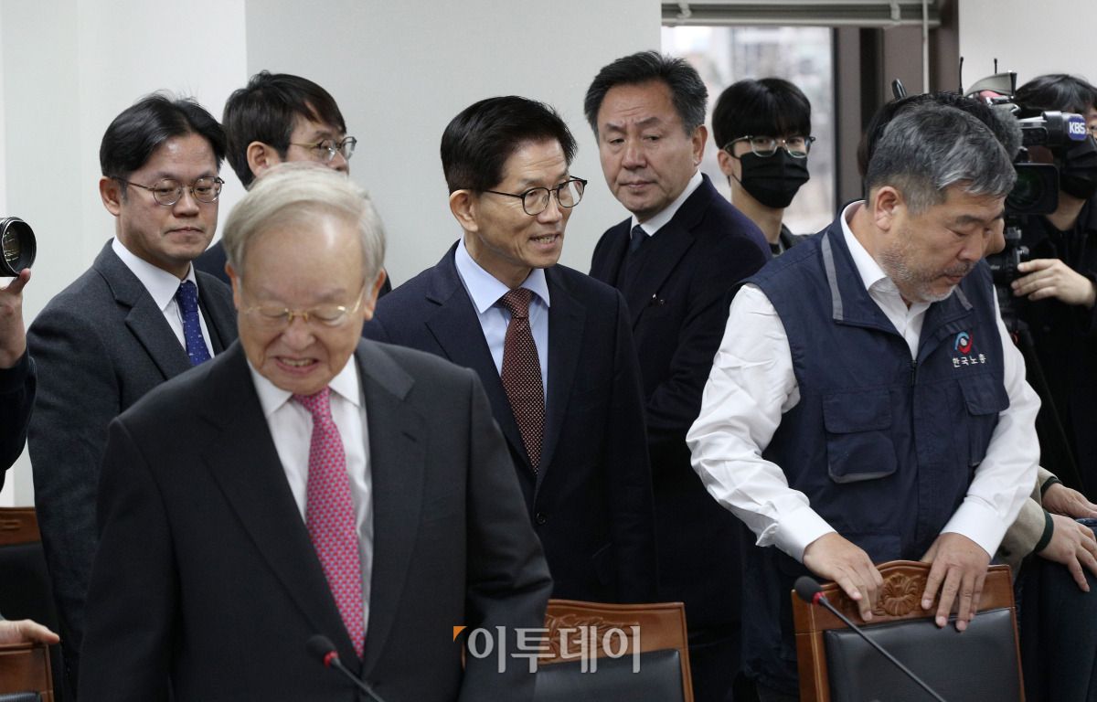 ▲손경식 한국경영자총협회 회장, 김문수 경제사회노동위원회 위원장, 김동명 한국노동조합총연맹 위원장이 6일 서울 종로구 경제사회노동위원회 대회의실에서 열린 제13차 경제사회노동위원회(경사노위) 본위원회에 참석하고 있다. 조현호 기자 hyunho@