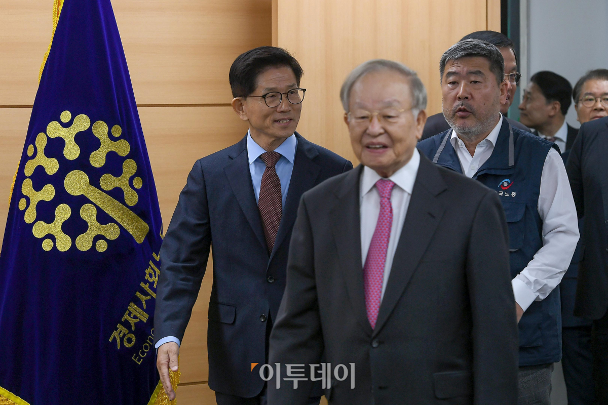 ▲김문수(왼쪽) 경제사회노동위원회 위원장, 손경식(가운데) 한국경영자총협회 회장, 김동명(오른쪽) 한국노동조합총연맹 위원장이 6일 서울 종로구 경제사회노동위원회 대회의실에서 열린 제13차 경제사회노동위원회(경사노위) 본위원회에 참석하고 있다. 조현호 기자 hyunho@