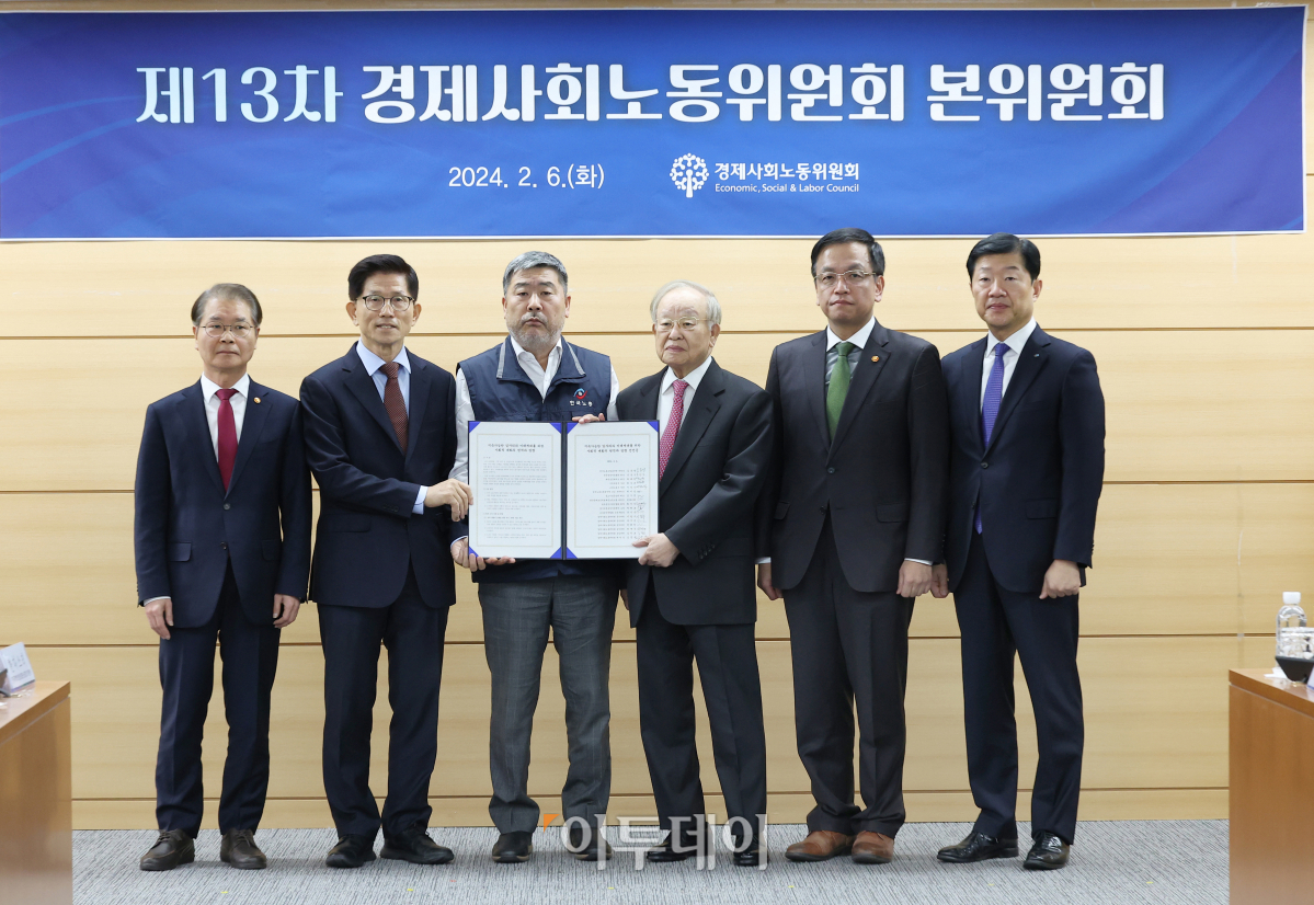 ▲6일 서울 종로구 경제사회노동위원회 대회의실에서 열린 제13차 경제사회노동위원회(경사노위) 본위원회에 앞서 참석자들이 '지속가능한 일자리와 미래세대를 위한 사회적 대화의 원칙과 방향'에 대한 선언문에 합의하고 서명한 뒤 기념촬영을 하고 있다. 왼쪽부터 이정식 고용노동부 장관, 김문수 경제사회노동위원회 위원장, 김동명 한국노동조합총연맹 위원장, 손경식 경영자총협회 회장, 최상목 경제부총리 겸 기획재정부 장관, 우태희 대한상공회의소 상근부회장. 조현호 기자 hyunho@