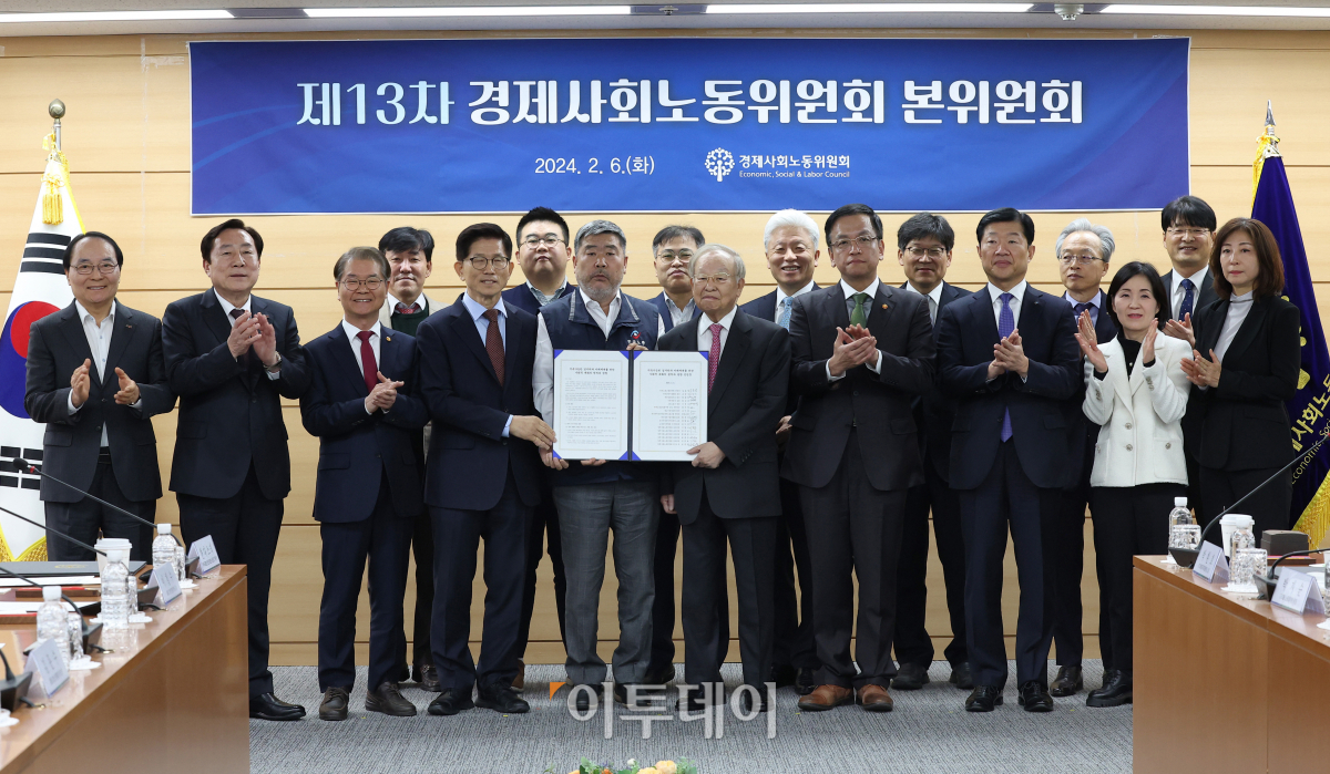 ▲6일 서울 종로구 경제사회노동위원회 대회의실에서 열린 제13차 경제사회노동위원회(경사노위) 본위원회에 앞서 참석자들이 '지속가능한 일자리와 미래세대를 위한 사회적 대화의 원칙과 방향'에 대한 선언문에 합의하고 서명한 뒤 기념촬영을 하고 있다. 앞줄 왼쪽 두번째부터 김기문 중소기업중앙회 회장, 이정식 고용노동부 장관, 김문수 경제사회노동위원회 위원장, 김동명 한국노동조합총연맹 위원장, 손경식 한국경영자총협회 회장, 최상목 경제부총리 겸 기획재정부 장관, 우태희 대한상공회의소 상근부회장. 조현호 기자 hyunho@