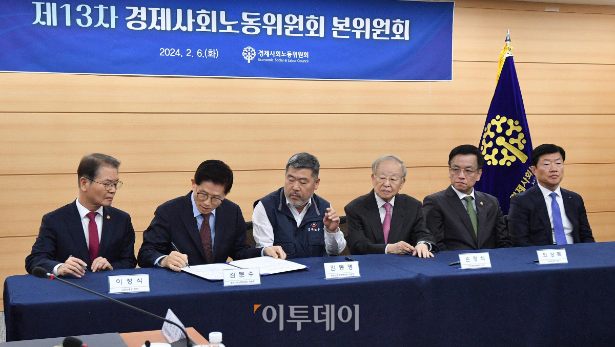 ▲6일 서울 종로구 경제사회노동위원회 대회의실에서 열린 제13차 경제사회노동위원회(경사노위) 본위원회에서 참석자들이 '지속가능한 일자리와 미래세대를 위한 사회적 대화의 원칙과 방향'에 대한 선언문에 서명하고 있다. 왼쪽부터 이정식 고용노동부 장관, 김문수 경제사회노동위원회 위원장, 김동명 한국노동조합총연맹 위원장, 손경식 한국경영자총협회 회장, 최상목 경제부총리 겸 기획재정부 장관, 우태희 대한상공회의소 상근부회장. 조현호 기자 hyunho@